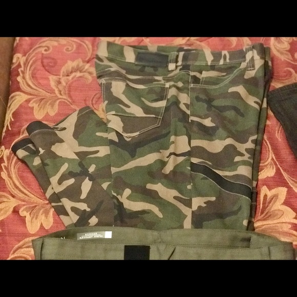 4 Pairs of Men’s Sean Jean Classics & Akademiks - Picture 8 of 8